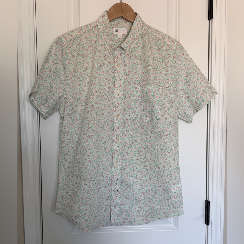 GAP Men's Short Sleeve Button-Down with Pink Floral Print Size Small NWT
